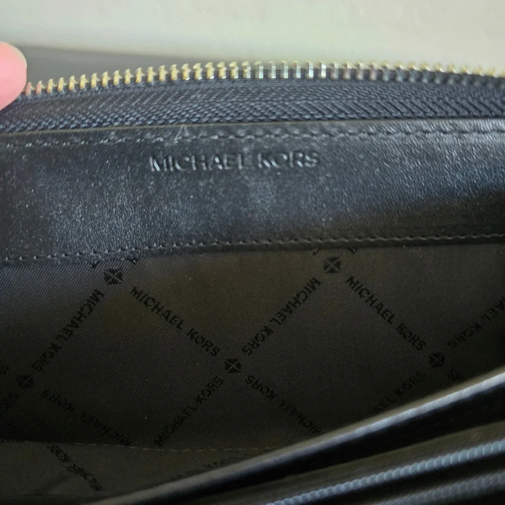 Michael Kors Jet Set Travel Large Peddled Leather Wrislet Wallet Black